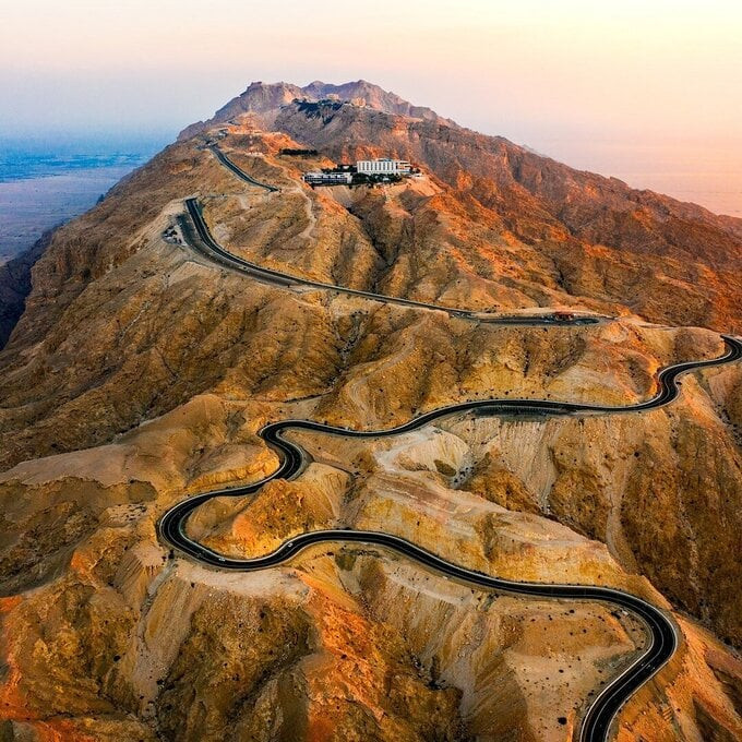 3. Đứng thứ ba danh sách là Jebel Hafeet, UAE (11,2 km, 3025 ảnh/km). Tuy có chiều dài khiêm tốn nhưng cung đường Jebel Hafeet mang vẻ đẹp không kém bất cứ nơi nào. Tuyến đường ngoằn ngoèo, uốn lượn giữa những ngọn núi và dẫn đến một cung điện.