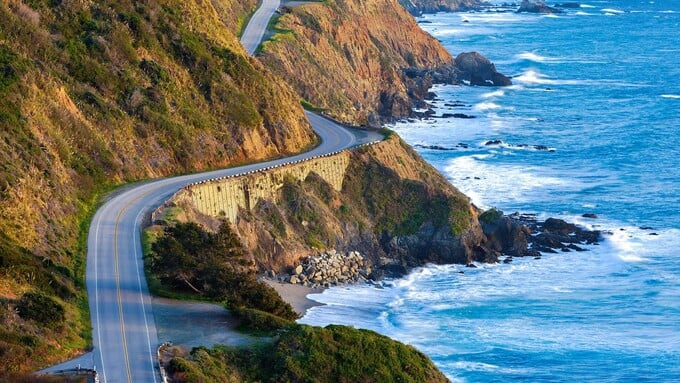 2. Đứng thứ hai là Big Sur, Mỹ (145 km, 3266 ảnh/km). Big Sur được đánh giá là một trong những cung đường bộ nổi tiếng nhất thế giới với khung cảnh đẹp kỳ vĩ, bao trọn biển Thái Bình Dương.
