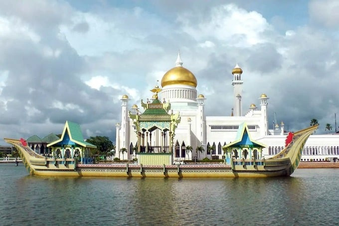 Cung-điện-Hoàng-gia-Istana-Nurul-Iman-ivivu