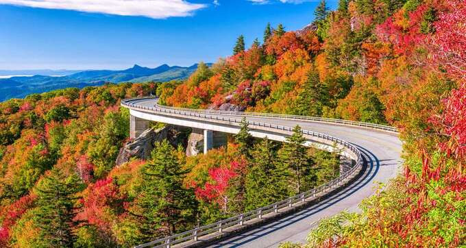 6. Đứng thứ 6 trong danh sách là Blue Ridge, Mỹ (755 km, 717 ảnh/km). Là một trong những điểm đến nổi tiếng nhất ở Bắc Carolina, Blue Ridge là cung đường nối liền cao và dài nhất ở khu vực Appalachian. Bất cứ tay lái nào tới đây cũng tận hưởng vẻ đẹp thiên nhiên độc đáo của nó. Vào mùa thu, Blue Ridge Parkway trở nên rực rỡ bởi sắc đỏ, vàng, nâu của lá cây.