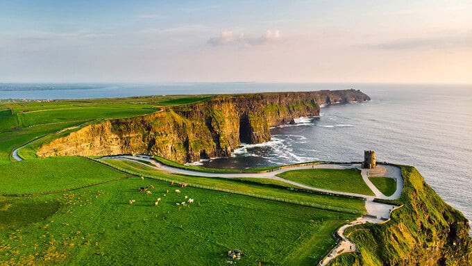 8. Đứng thứ 8 trong danh sách là Wild Atlantic, Ireland (2500 km, 533 ảnh/km). Bắt đầu từ quận Donegal, cung đường Wild Atlantic nằm uốn lượn ôm trọn những vách núi sát biển cao nhất châu Âu. Để chinh phục cung đường này, du khách phải vượt qua chín quận khác nhau với nhiều điểm dừng chân khám phá hấp dẫn.