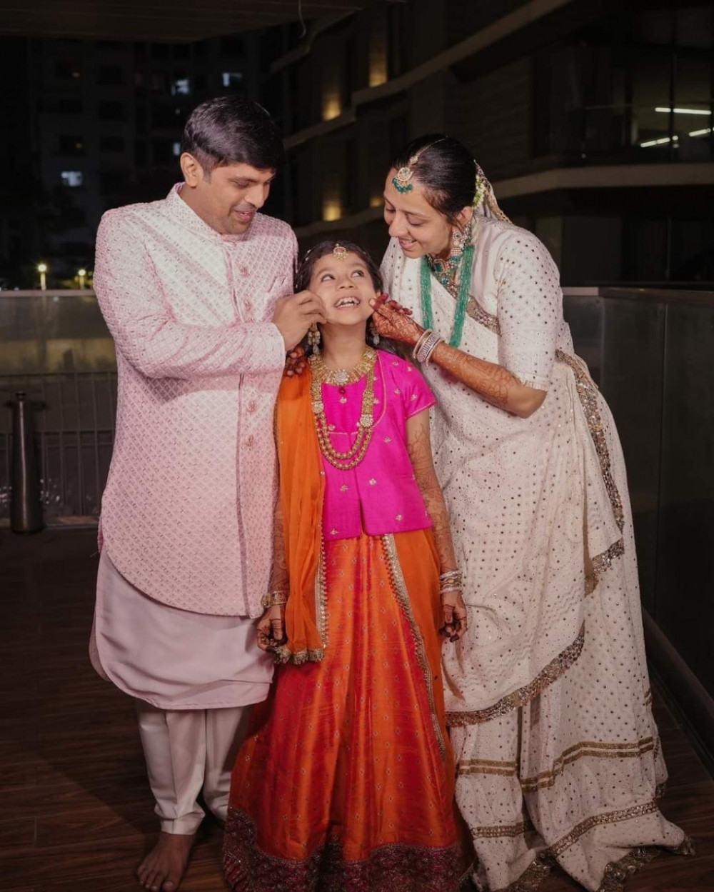 Devanshi Sanghvi và bố mẹ.
