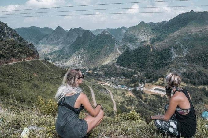 Du khách ngắm nhìn thung lũng Sủng Là. Ảnh: The Broke Backpacker.