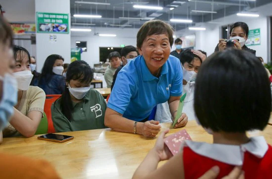 Chân dung mẹ chồng quyền lực của hoa hậu Jennifer Phạm: Tuổi ‘thất thập cổ lai hy’ vẫn hăng say làm thiện nguyện, sở hữu khối tài sản nghìn tỷ