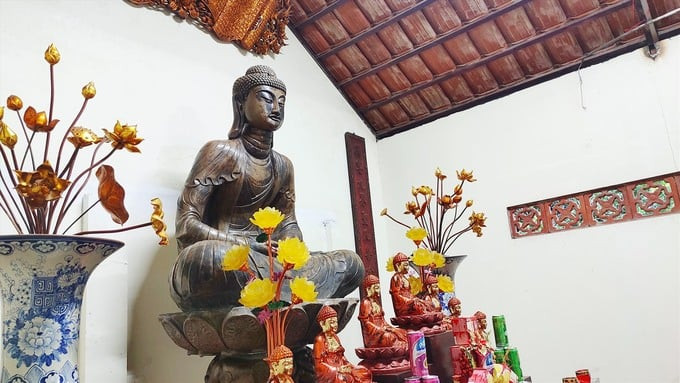 Tôn tượng Đức Phật trên ban thờ Tam Bảo.