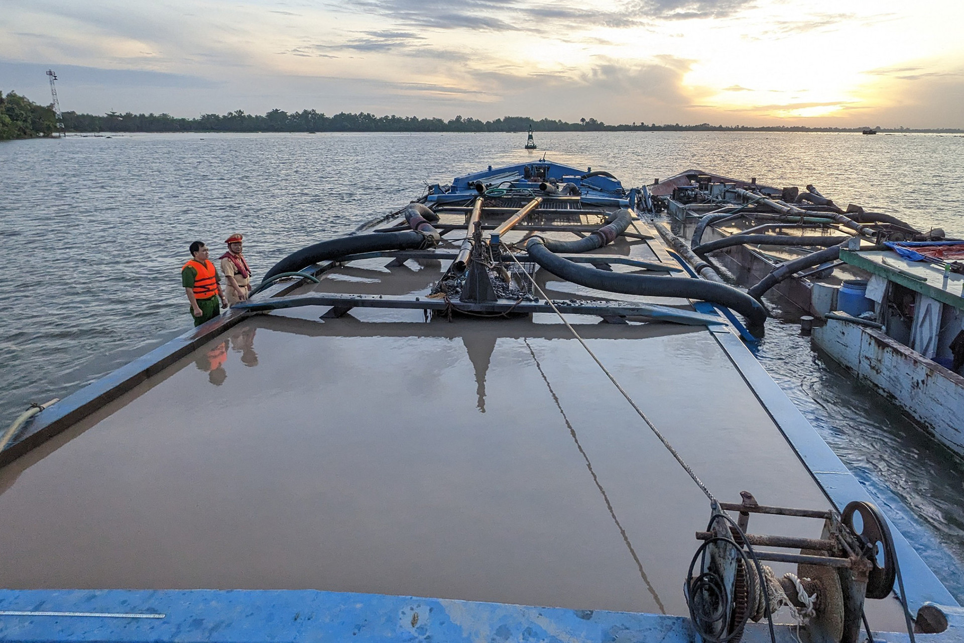 Cát tặc ở sông Hồng.jpg