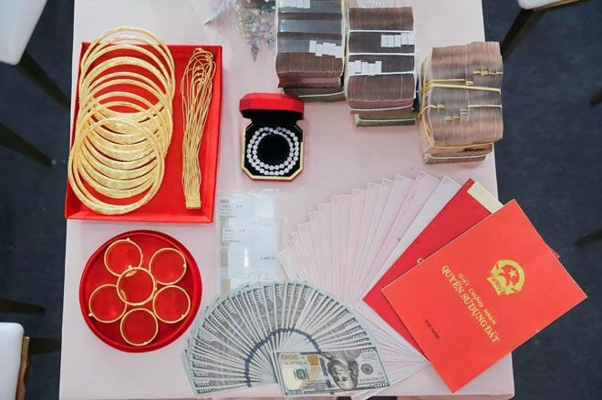 Quà cưới gồm sổ đỏ, vàng, tiền mặt... dành cho cặp đôi Long An