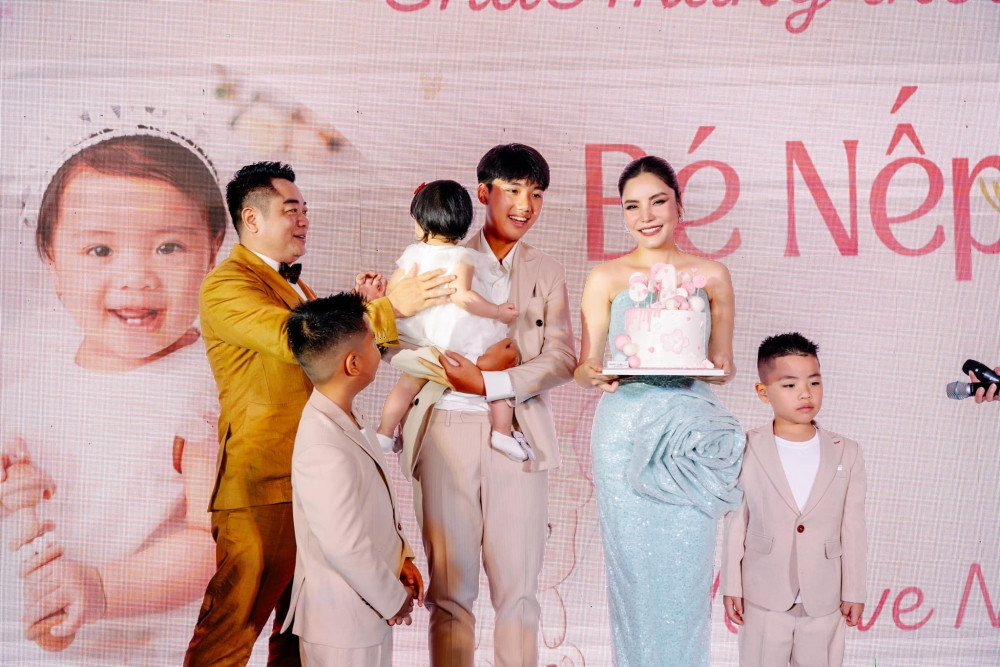 Hoa hậu Việt sinh 4 con cho chồng đại gia, U50 vẫn giữ được vóc dáng trẻ đẹp, ở trong biệt thự 600m2 với hàng chục người giúp việc phục vụ
