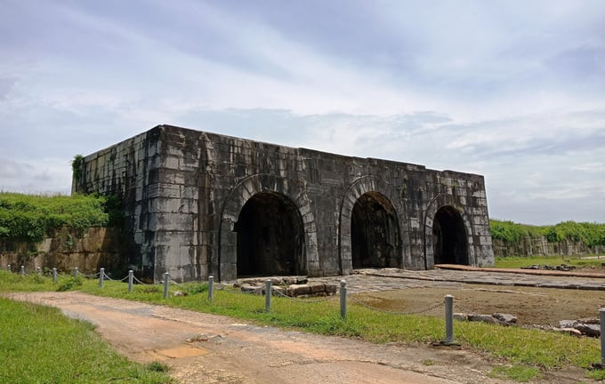 Di tích Thành Nhà Hồ.