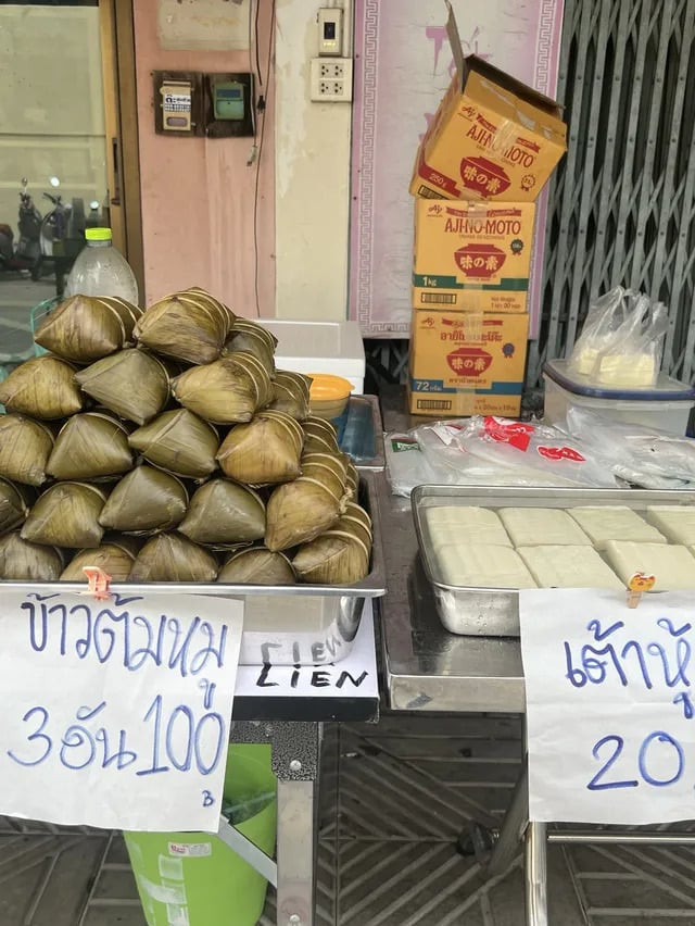 Bánh giò được bán với giá 100 baht (khoảng 67.000 đồng) cho ba chiếc. Ngoài ra, khu phố còn bán cả đậu phụ.