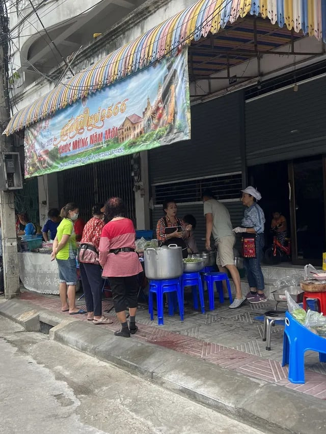 Các biển hiệu quán ăn ghi bằng cả tiếng Thái và tiếng Việt.