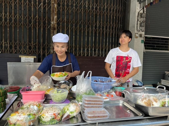 Có nhiều loại món ăn Việt như: bánh xèo, thịt xiên nướng, bánh đúc,.... được làm trên đất Thái.