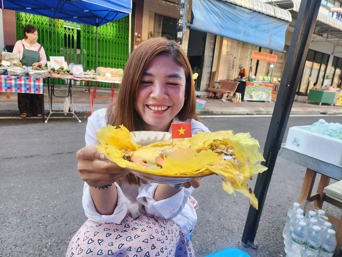 Thực khách Thái Lan thưởng thức món bánh xèo kiểu miền Tây.