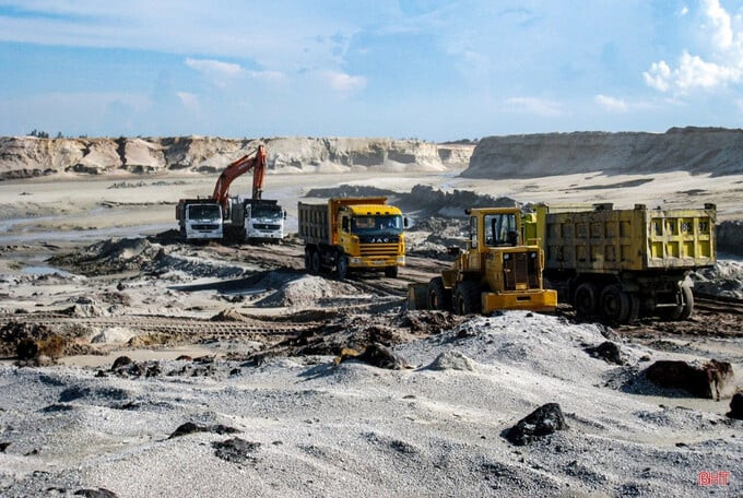Bóc đào tầng phủ ở mỏ sắt Thạch Khê tháng 9/2011. Ảnh: Báo Hà Tĩnh