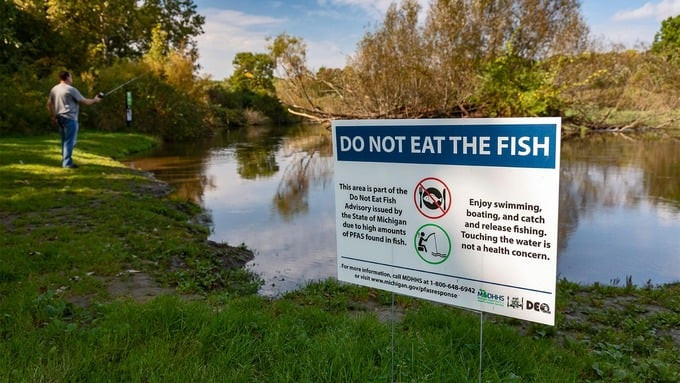 Nhiều sông, hồ tại Mỹ xuất hiện những bảng cảnh báo về PFAS. Ảnh: Medpage Today