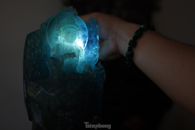 Pho tượng Quán thế âm bồ tát bằng đá bán quý Aquamarine khi được chiếu đèn xuyên quang.