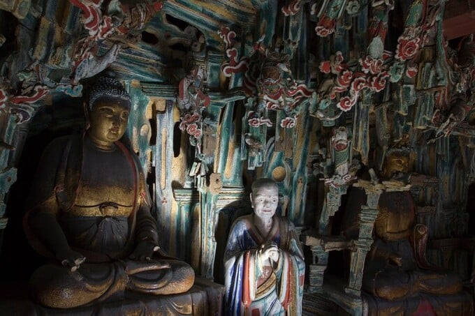 Các bức tượng trong chùa