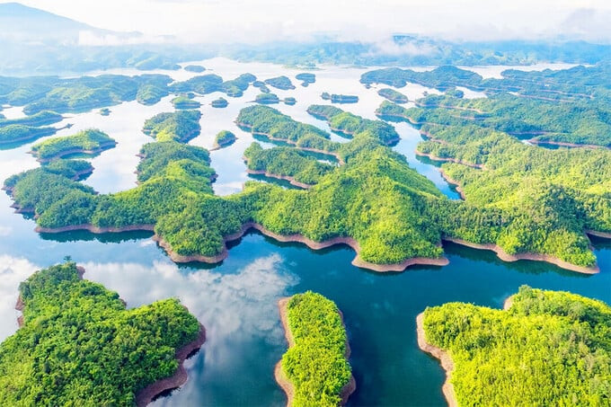Hồ Tà Đùng nằm trong khu bảo tồn thiên nhiên Tà Đùng