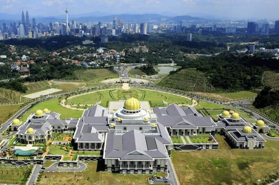 Quốc gia nhỏ bé gần Việt Nam có cung điện dát vàng 200.000m2 với 1.788 phòng, vượt Buckingham ở Anh trở thành cung điện lớn nhất thế giới