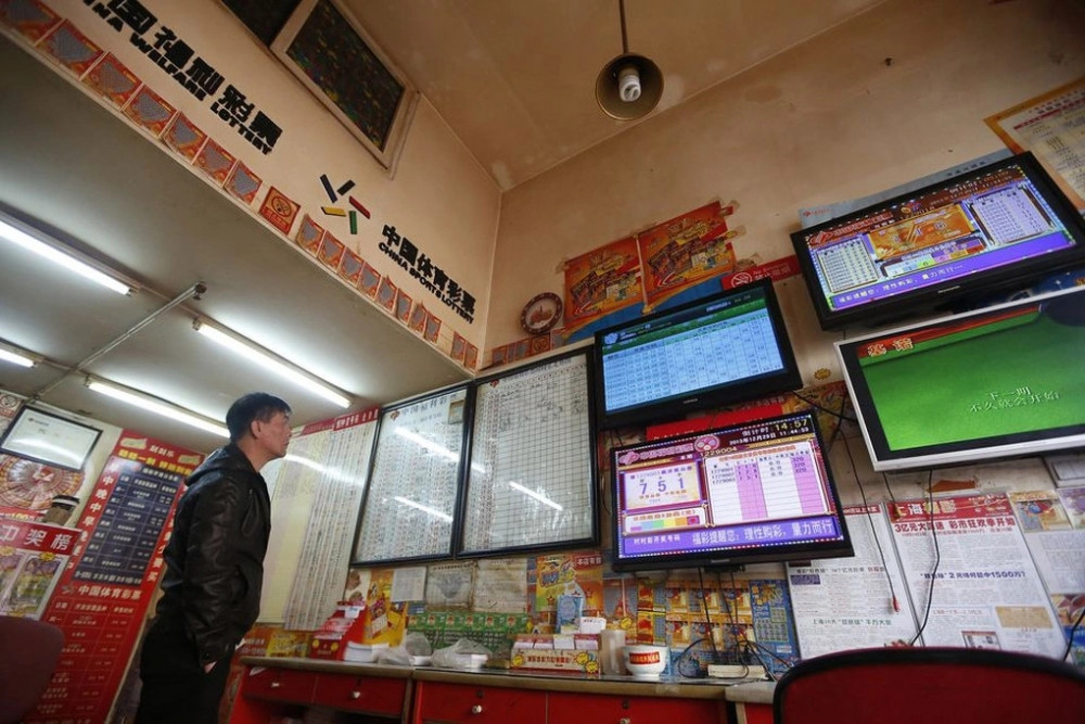 Bất ổn kinh tế tăng cao, người dân Trung Quốc đổ xô mua vé số để “đổi đời”