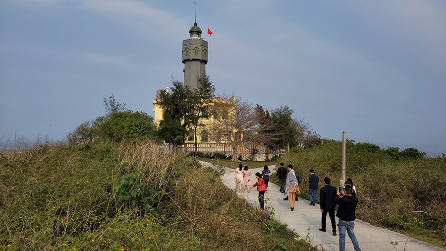 Hòn đảo xa bờ nhất vịnh Bắc Bộ nằm cách đất liền 110km, là huyện duy nhất trên cả nước không có cấp xã