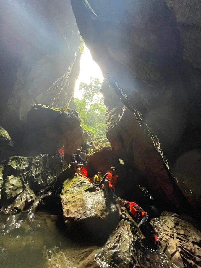 Một cửa khác của hang.