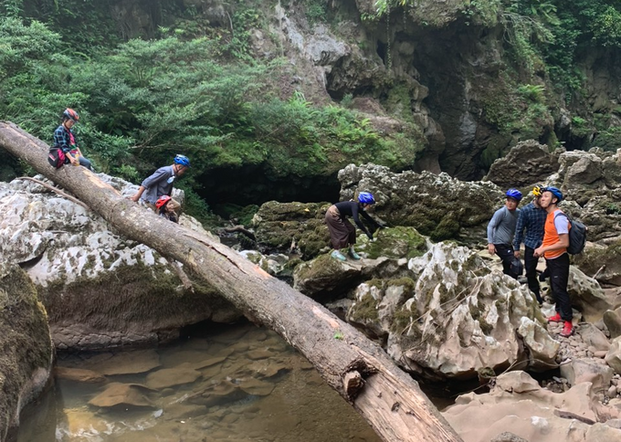 Hành trình băng rừng, lội suối để khám phá hang Sơn Nữ