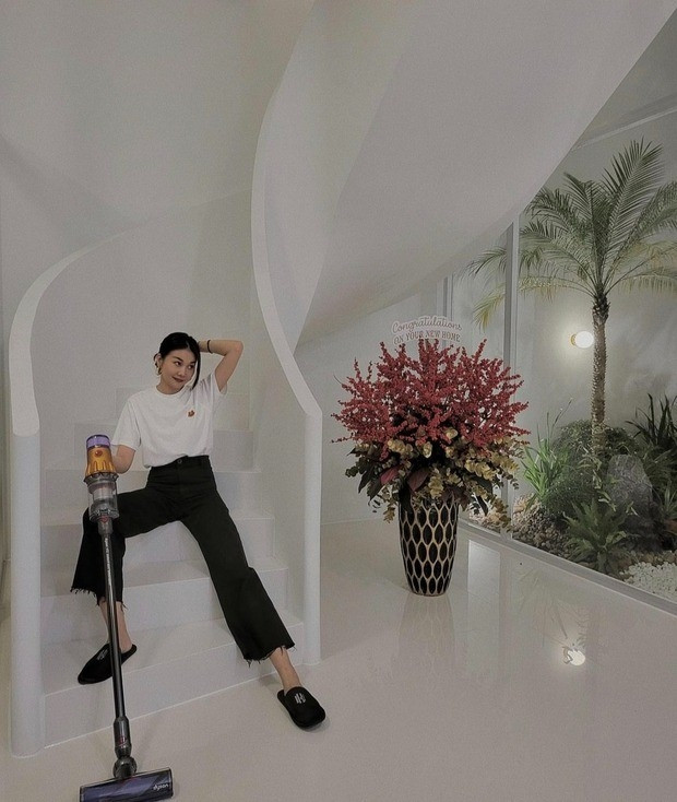 Siêu mẫu Thanh Hằng ở tuổi 40: Tự tậu siêu xe làm quà sinh nhật, xây biệt thự tiền tỷ rộng nghìn m2, sắc vóc gợi cảm xứng danh chị đại làng mẫu Việt
