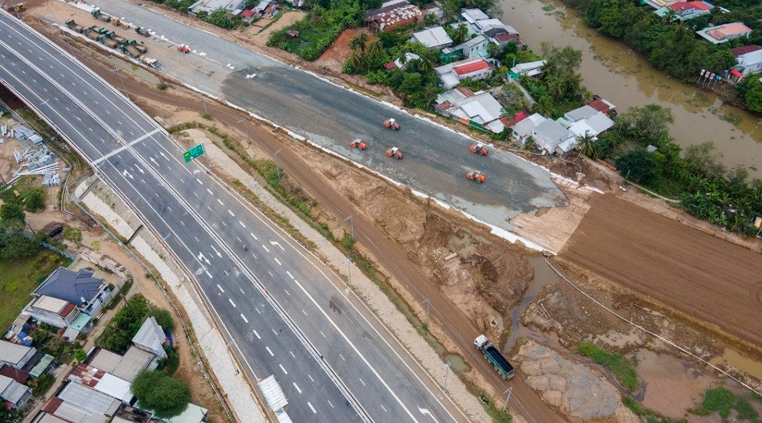Cận cảnh cao tốc Mỹ Thuận - Cần Thơ 'chạy nước rút' để bắt kịp tiến độ trong năm