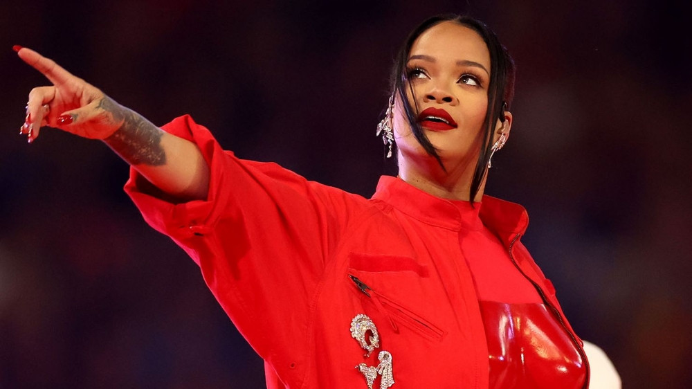 Rihanna được Elon Musk mời để hát trên... sao Hỏa.