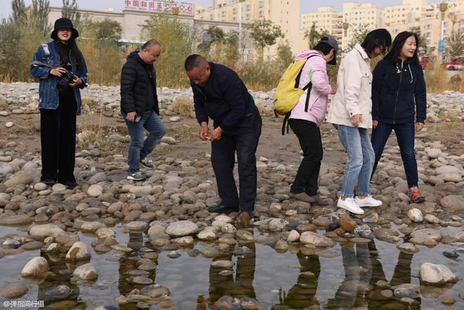 Du khách trải nghiệm niềm vui tự khai thác ngọc trên sông ở Hòa Điền.