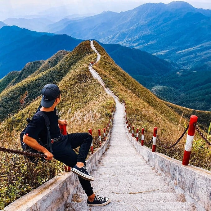 Du khách sẽ ghé qua cột mốc cao nhất Quảng Ninh - cột mốc 1305.