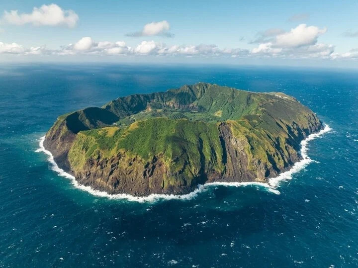 Hòn đảo Nhật Bản biệt lập giữa biển khơi, sở hữu 'núi lửa nằm gọn trong miệng núi lửa'
