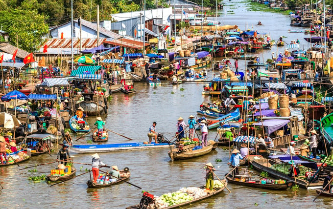 Đây là khu chợ nổi được du khách ghé thăm thường xuyên bởi sự độc đáo và trải nghiệm thú vị mà nó đem lại.