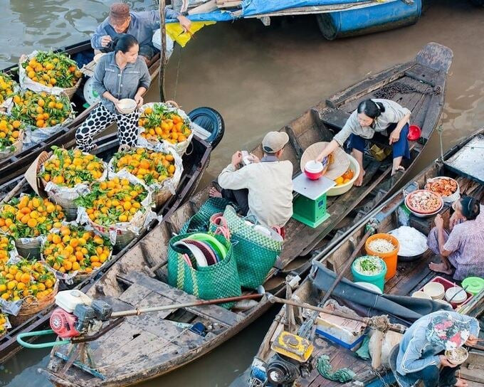 Khu chợ nổi này bán nhiều loại mặt hàng.