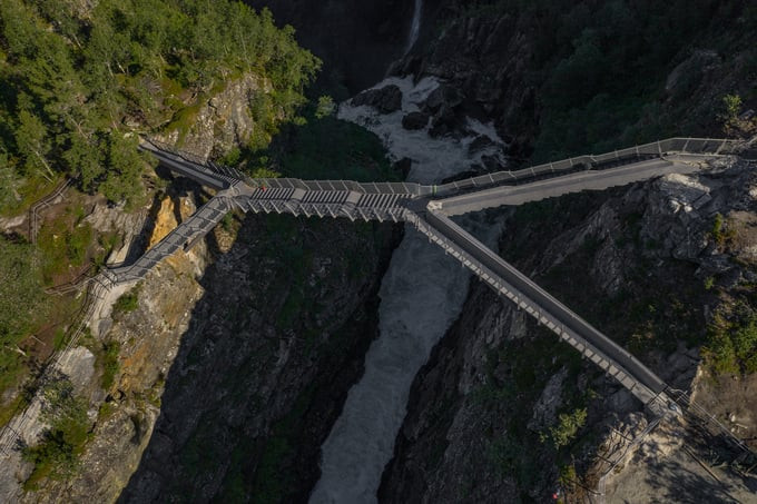 Tạo hình lơ lửng trên không của cây cầu được lấy cảm hứng từ văn hóa dân gian và truyền thống lãng mạn của Na Uy