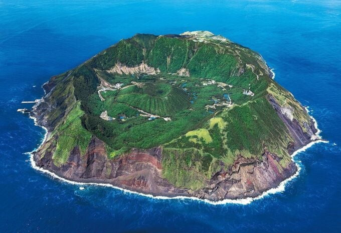 Hòn đảo núi lửa Aogashima.