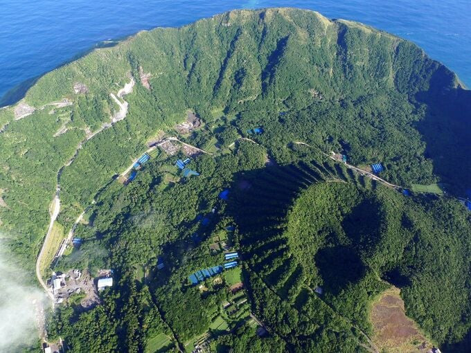 Có khoảng 200 người dân hiện đang sinh sống trên hòn đảo núi lửa này.