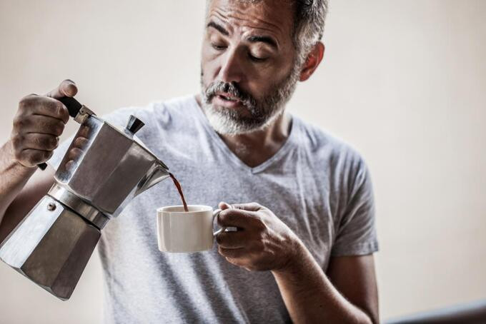 Những người uống cà phê từ 3 ly trở lên mỗi ngày giảm nguy cơ mắc ung thư tuyến tiền liệt 53%.