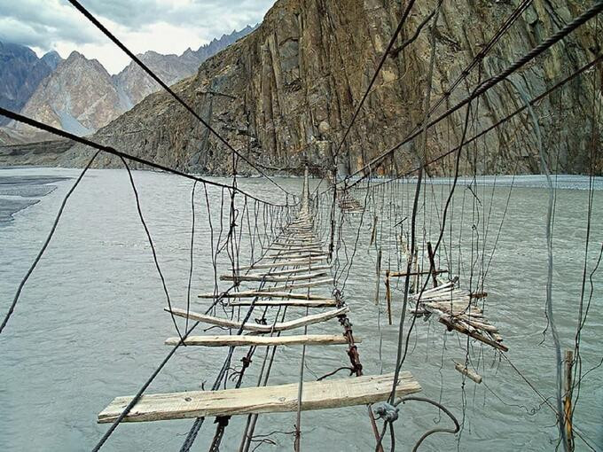 Cây cầu này được tạo ra bằng hệ thống dây thừng và hơn 400 tấm ván gỗ thô sơ rời rạc.