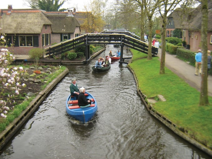 Ngôi làng được bao quanh bởi kênh đào, với hơn 180 cây cầu gỗ.