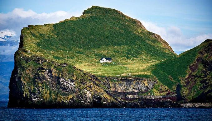 Ngôi nhà cô đơn nhất thế giới nằm giữa một đảo nhỏ và hoang sơ.