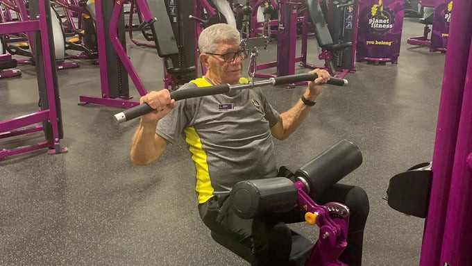 Cụ Harry King, 81 tuổi, hiện là huấn luyện viên cá nhân tại Planet Fitness ở Greenville, Nam Carolina (Mỹ).