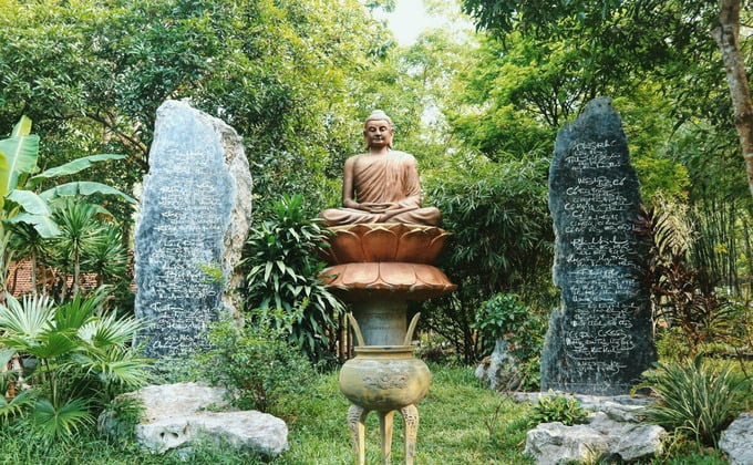 Khuôn viên chùa Huyền Không Sơn Thượng có nhiều tượng Phật và các bức thư pháp được khắc lên đá.