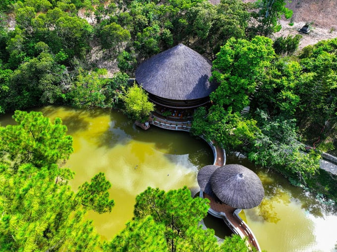 Ngôi chùa được bao bọc bởi rừng thông xanh ngát và 5 hồ nước lớn.