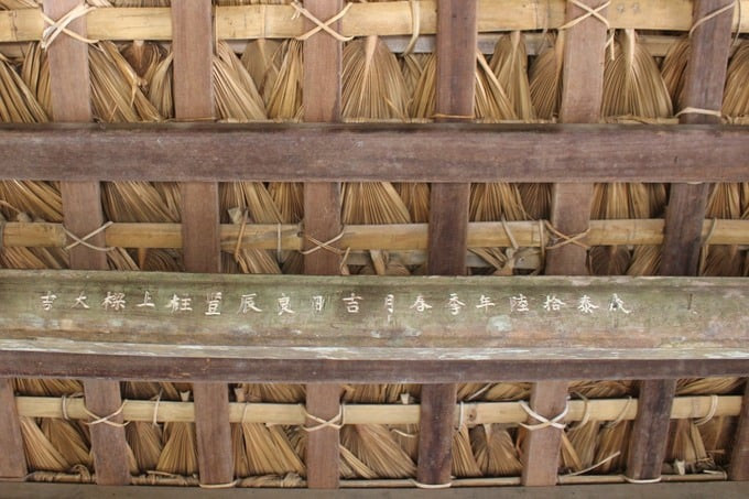 Năm 2014, sau khi trùng tu xong, người dân cũng đã khắc 1 dòng chữ Nho ghi lại thời gian trùng tu cầu để các đời về sau biết được những mốc thời gian quan trọng này.