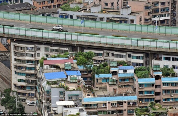 Cây cầu vượt Shuikousi nằm ngay trên nóc của 10 tòa chung cư.