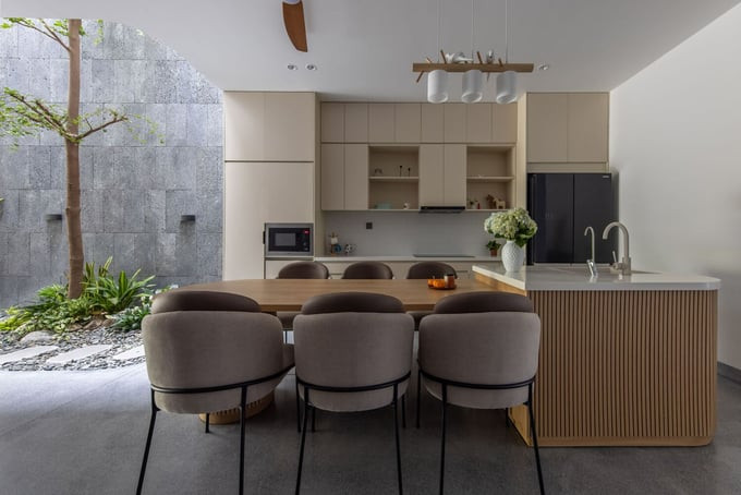 Khu vực bếp với nội thất tối giản, sử dụng các tông màu trung tính chủ đạo, tạo sự thanh lịch