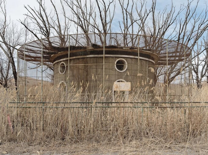 Khung cảnh hoang tàn nơi đặt lò phản ứng hạt nhân đầu tiên của Trung Quốc.