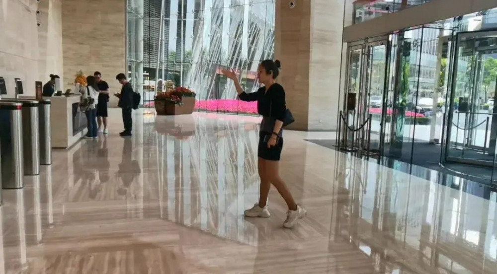 Nữ giám đốc bị sa thải nhưng vẫn đến công ty, nói chuyện 1 mình suốt 4 năm: Sự thật khiến ai cũng ngỡ ngàng